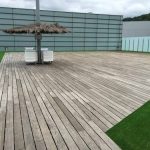 Terraza de madera en el exterior